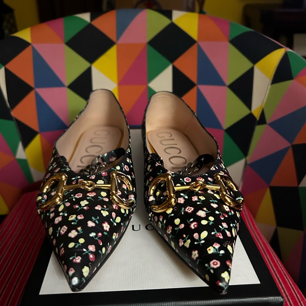 Gucci Black Flats with Elegant Pointed Toe and Intricate Pattern